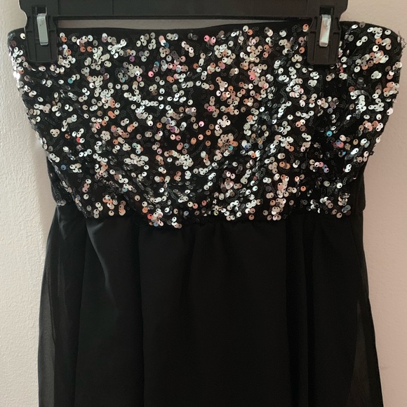 ✨Strapless Sequin Top✨ - Picture 2 of 4